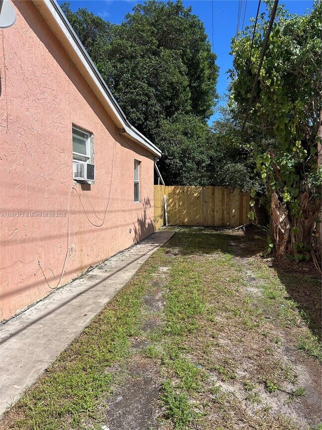 Building Photo - 2611 SW 62nd Ave