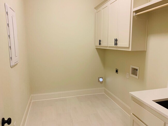 Building Photo - Rouzan Home