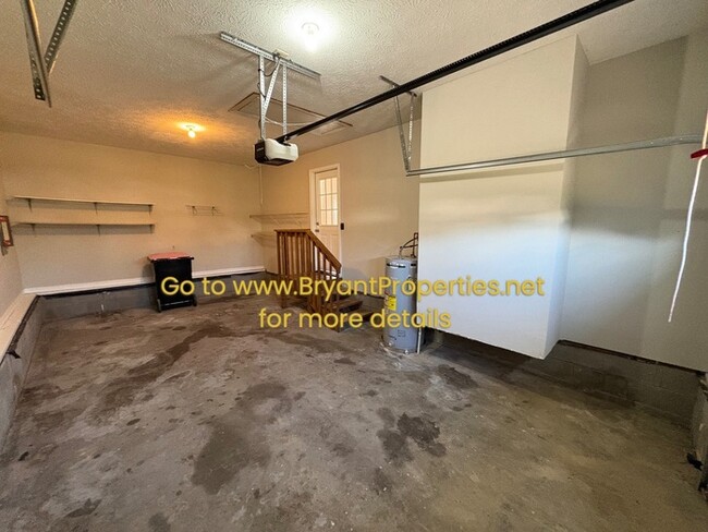 Building Photo - 2002 Dogwood Ln