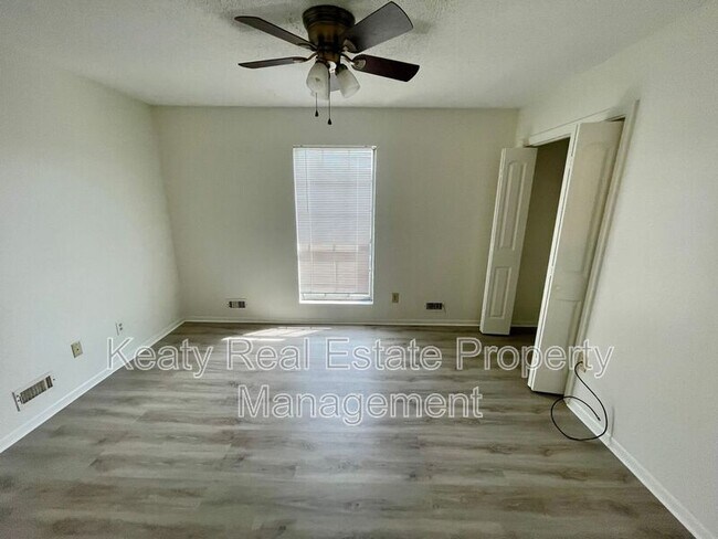 Building Photo - 118 Country Ln