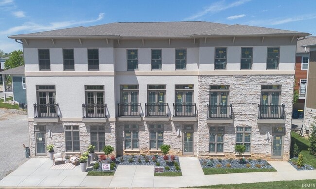 Building Photo - 1550 S Piazza Dr