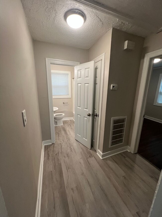 Building Photo - Remodeled 2 Bedroom in Camp North End area