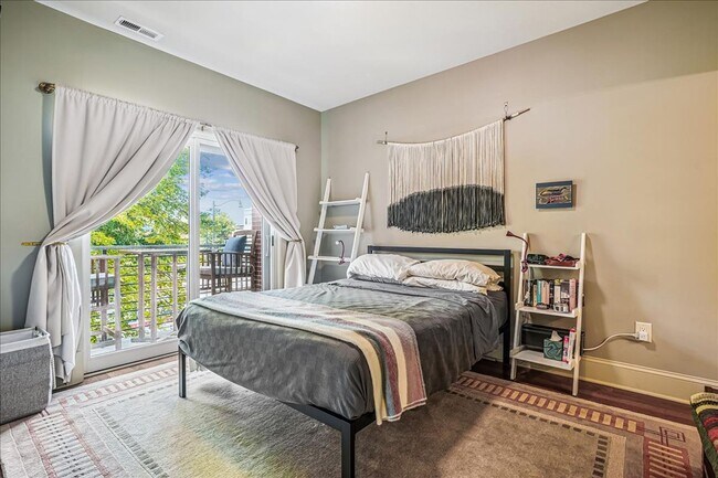 Building Photo - Great Luxury 3 Bedroom 2 Bath on H st NE! Offering half month free rent with a 12 month lease