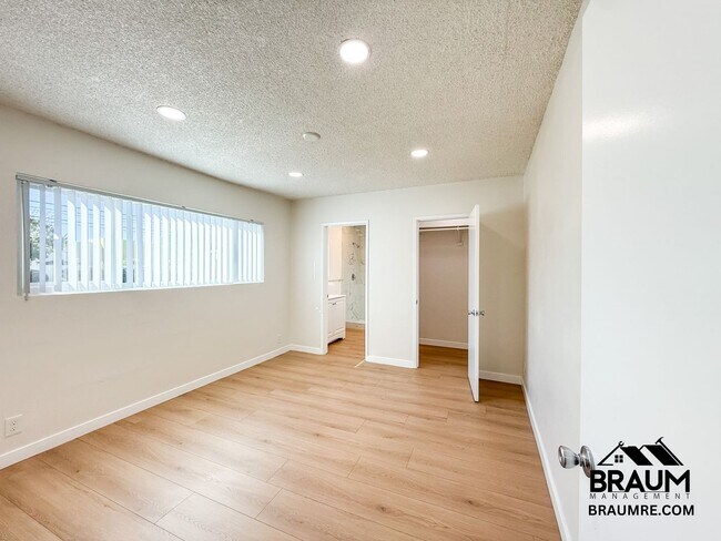 Building Photo - 13115 Oxnard St