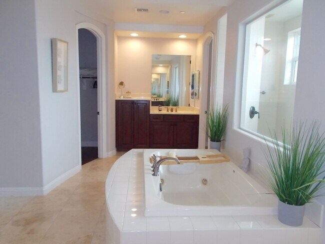 Building Photo - Spacious 4 Bed / 5 Bath Two-Story Home wit...