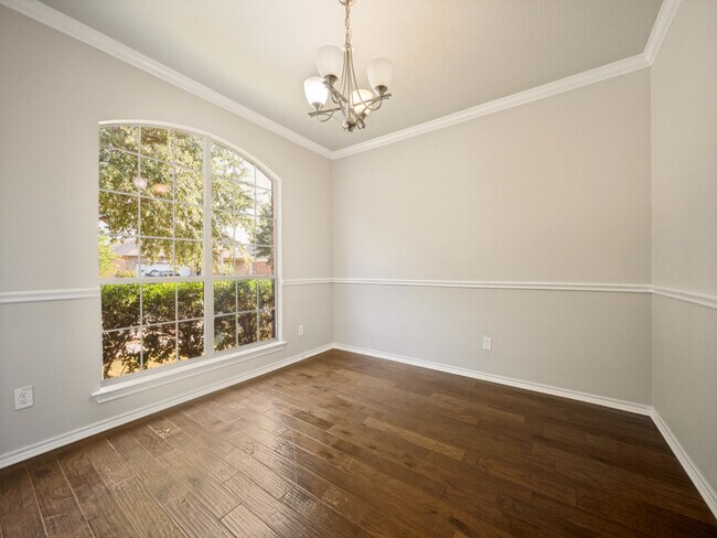 Building Photo - 3213 Hornbeam St