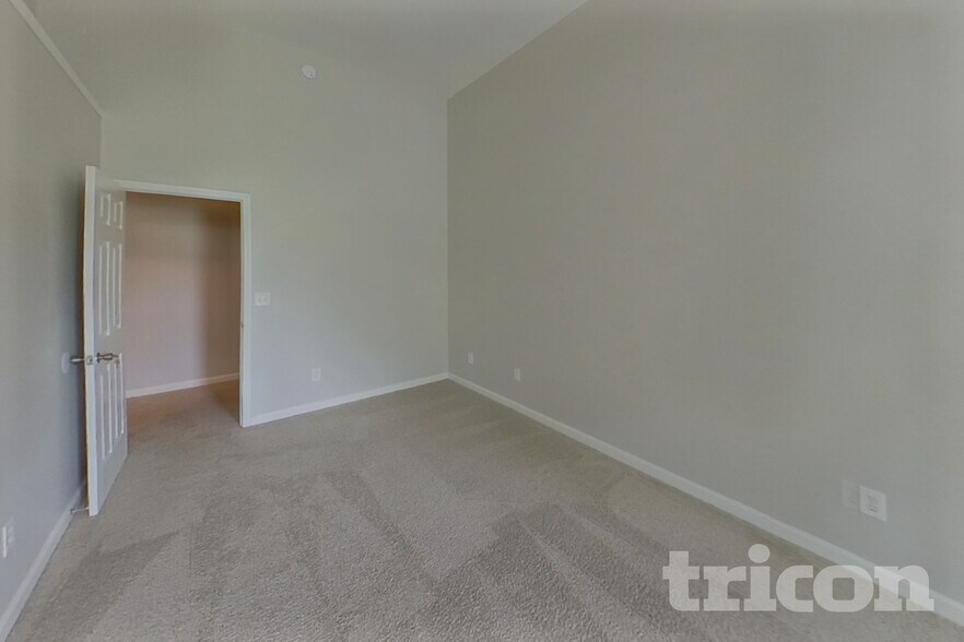 Building Photo - 15 Silver Willow Walk
