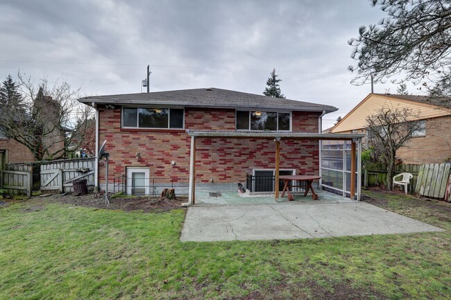 Building Photo - Beautiful 3 Bedroom Home with Basement in ...