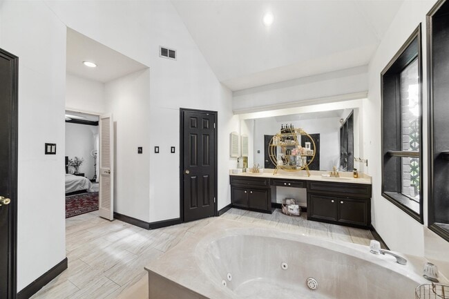 Building Photo - 14907 Alderwick Dr
