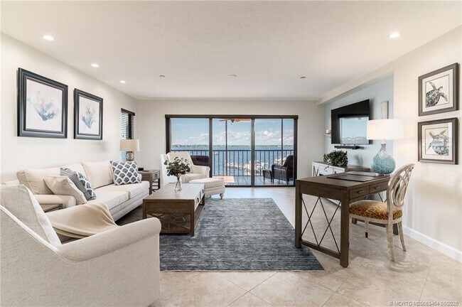 Building Photo - 415 NW North River Dr