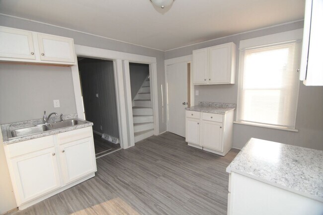Building Photo - Updated 1 Bedroom Pet Friendly Home - Rent...