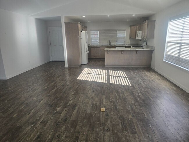 Building Photo - 3 bed 2 bath Home for Rent in Grants Pass