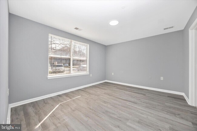 Building Photo - 10001 Vanderbilt Cir