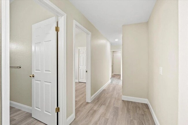 Building Photo - Updated Contemporary 3 Bed / 2 Bath Home w...