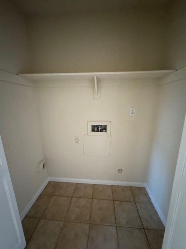 Building Photo - Adorable 3 Bedroom 2 Bath Home w/one car attached garage