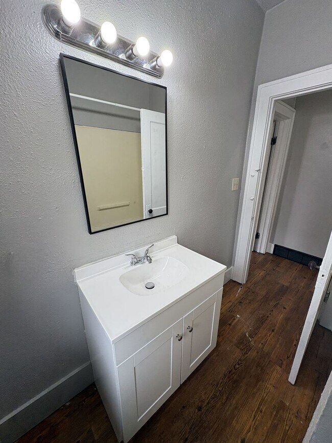 Building Photo - 2 Bedroom / 1 Bathroom Home for Rent!