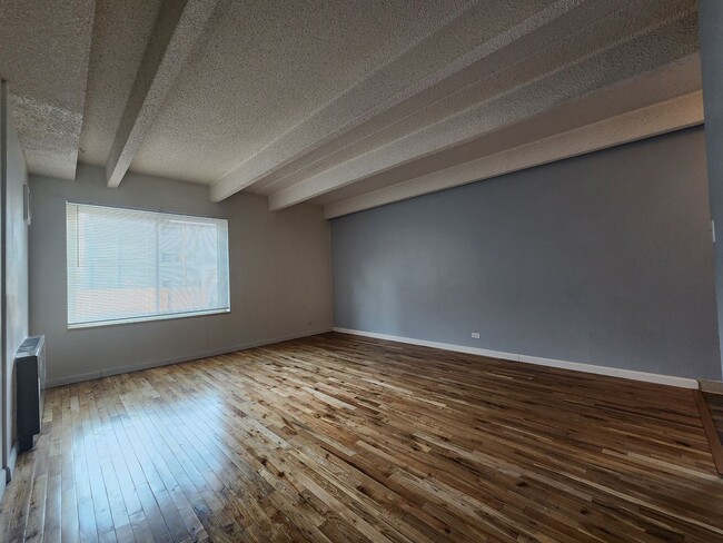 Building Photo - Gorgeous 1 Bed 1 Bath Condo In Fantastic L...