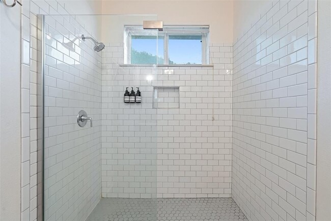 Building Photo - 5312 Scenic View Dr