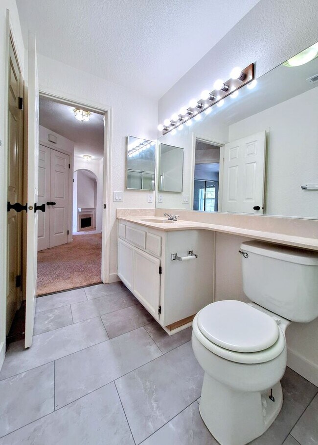 Building Photo - Beautiful Second Floor 3bd Condo w/Detached Garage & Pool