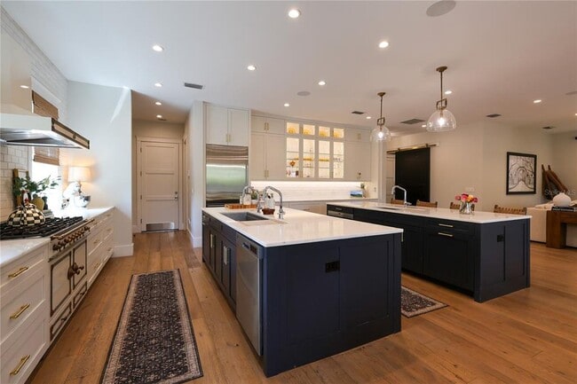 Building Photo - 2402 W Parkland Blvd