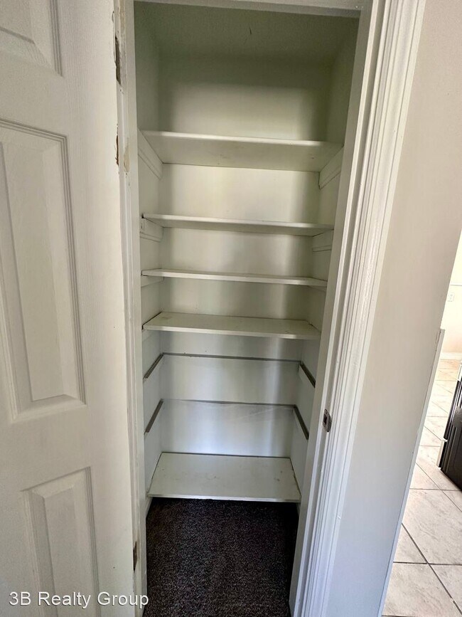 Building Photo - 3 br, 1.5 bath House - 8240 Royal Heights Dr.