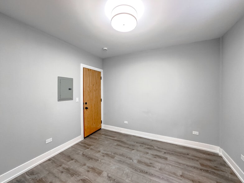 Building Photo - 510 W Belmont Ave