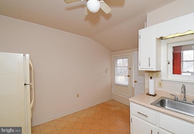 Building Photo - 254 Morris St