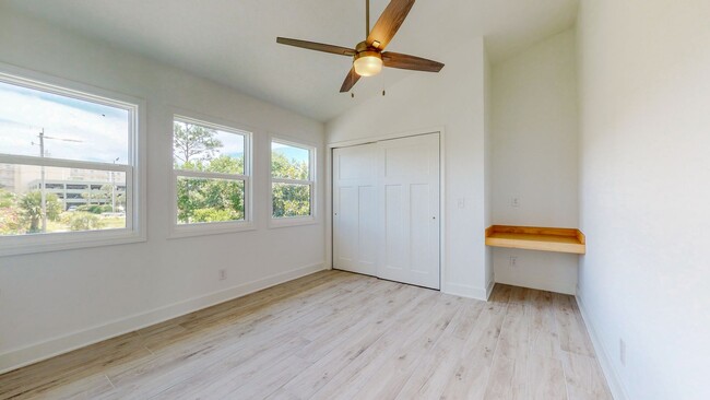 Building Photo - Fully renovated 4 Bedroom / 3 Bathroom hom...