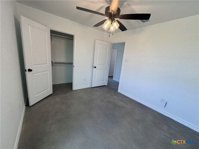 Building Photo - 907 Smoke Tree Ln