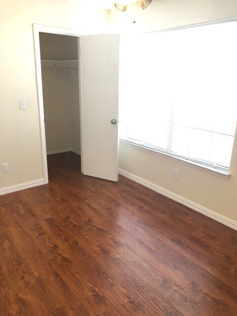 Building Photo - 3 bedroom condo by UNT