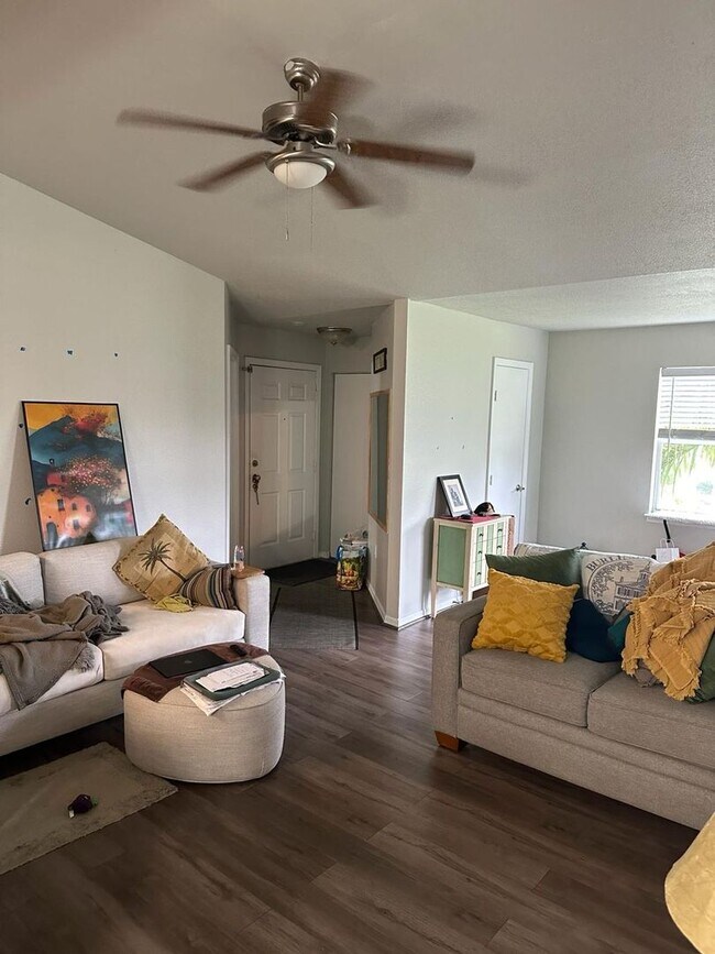 Building Photo - Beautifully  3-bedroom, 2-bath unit located in the desirable Venetian Palms community in Fort Mye...