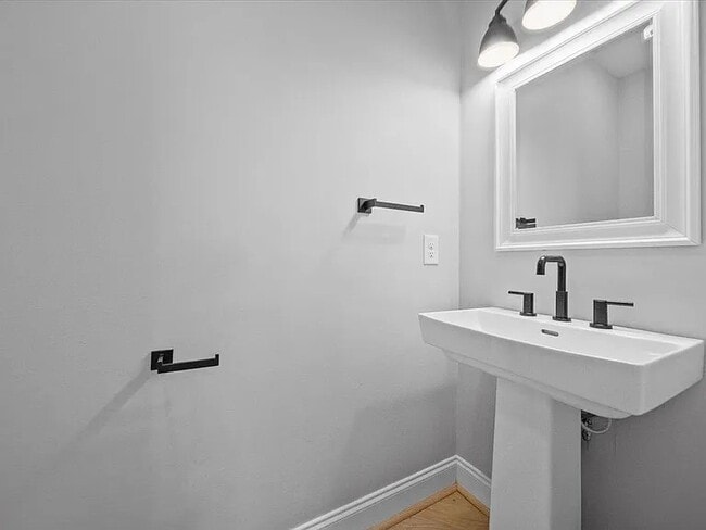 Building Photo - 353 Twin Oaks Dr