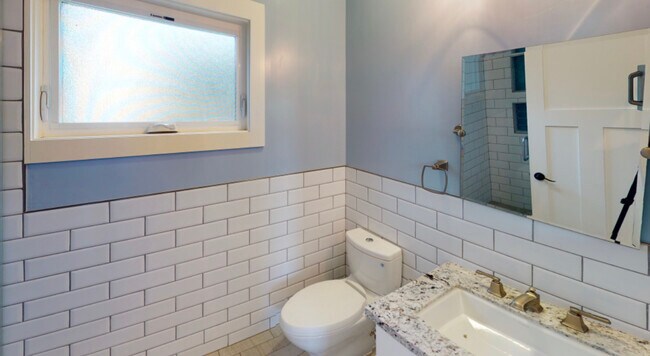 Building Photo - 15427 Stratford Dr