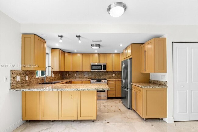 Building Photo - 10672 SW 77th Ave