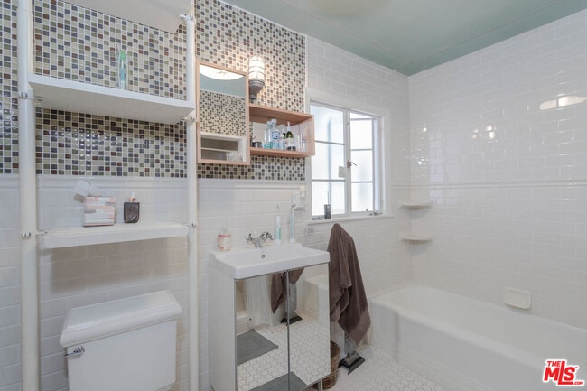 Building Photo - 10959 Strathmore Dr