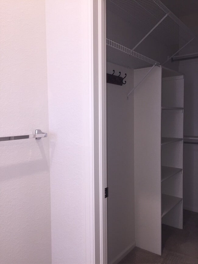 Building Photo - "Spacious 3-Bed, 3-Bath Townhouse with Gra...