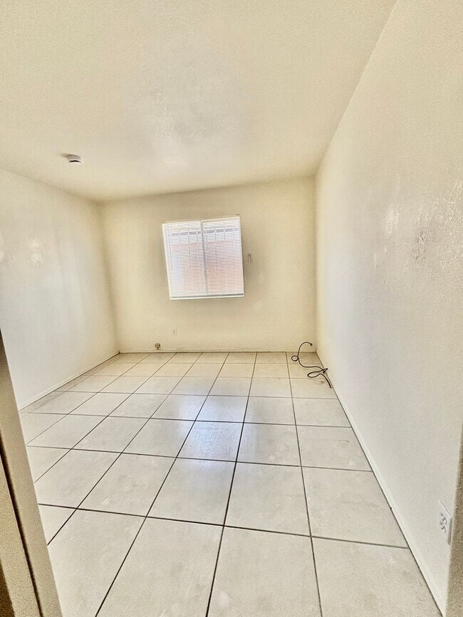 Building Photo - Delightful East Side 3 bedroom/2 bath Home...