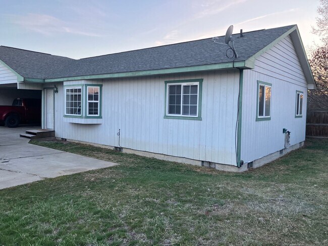 Building Photo - 903 E White Birch Ave