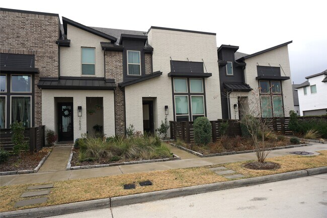 Building Photo - 16626 Lake Austin St