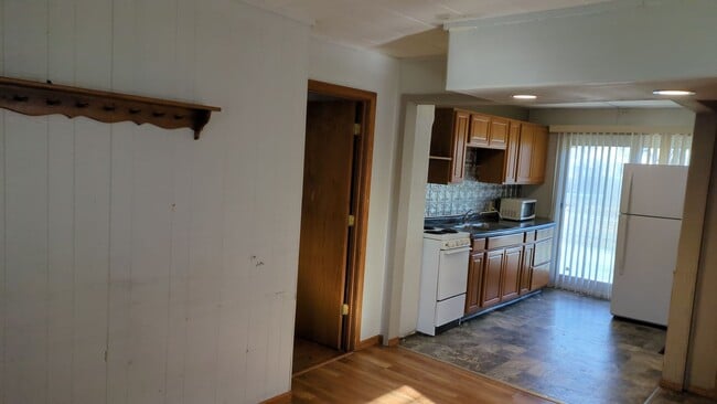 Building Photo - Cute 1 bed 1 bath house with large deck available now