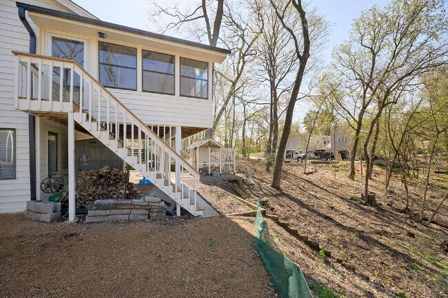 Building Photo - 1832 Essex Rd