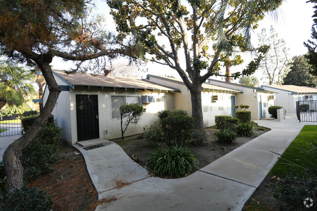 Building Photo - Hunter Pointe & Palms Apartments