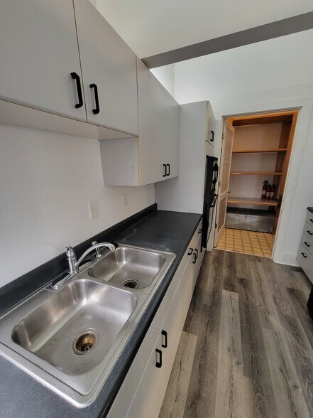 Building Photo - 122 N 3rd St