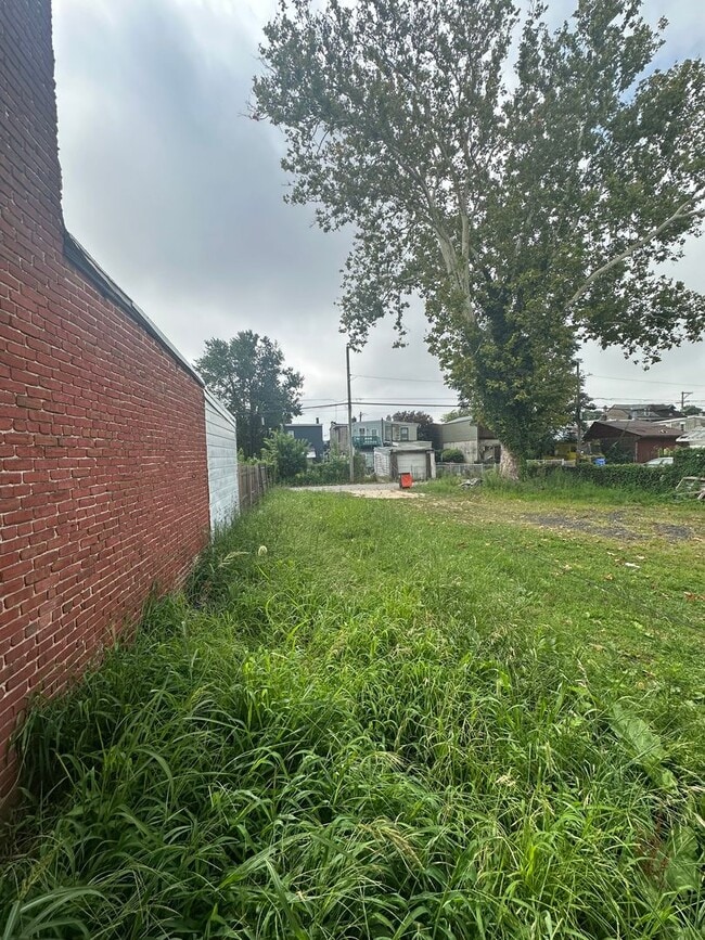 Building Photo - 2 Bedroom, 1 Bath Town Home
