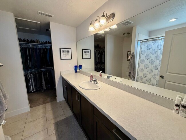 Building Photo - Gorgeous Like-New Townhome