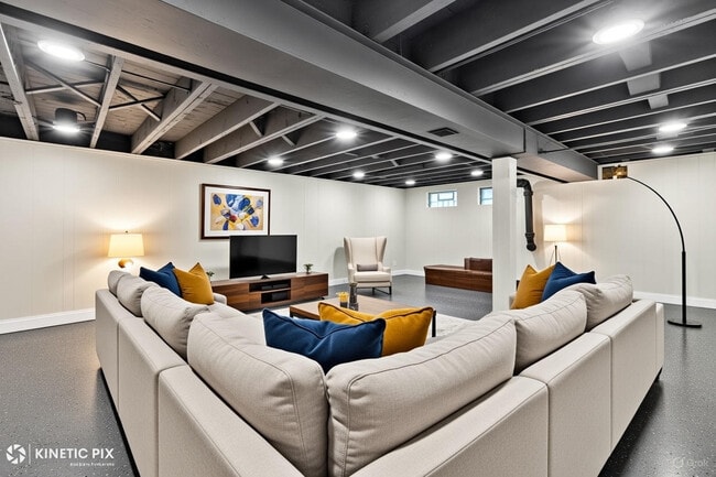 Building Photo - 4938 W Randolph St