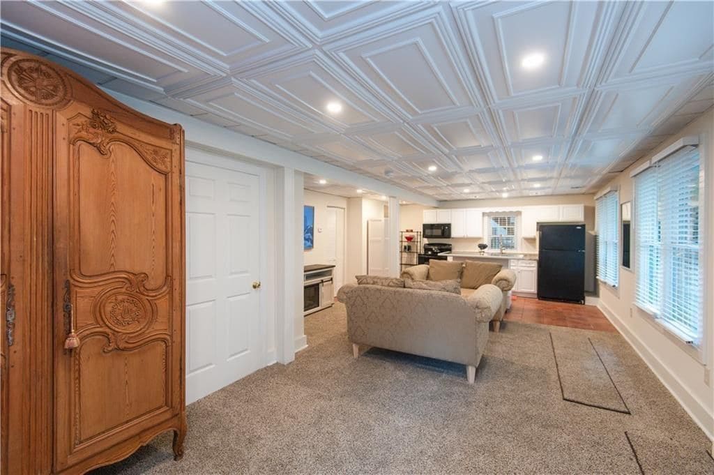 Building Photo - 554 E Main Rd