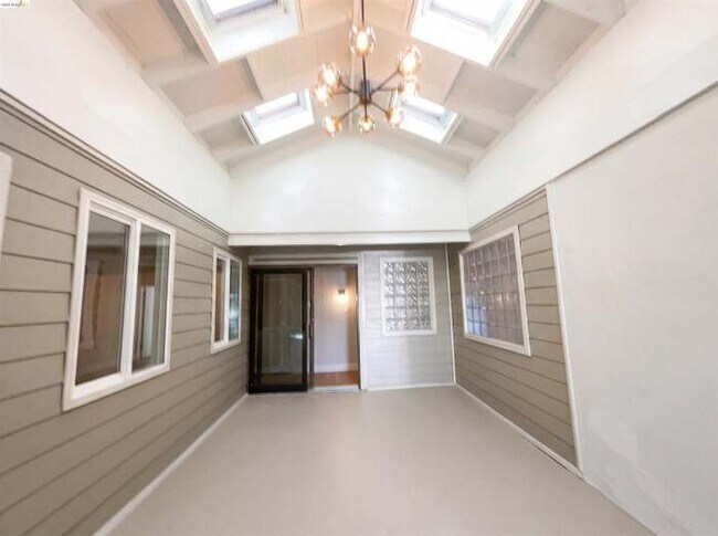 Building Photo - 2361 Oakmont Dr