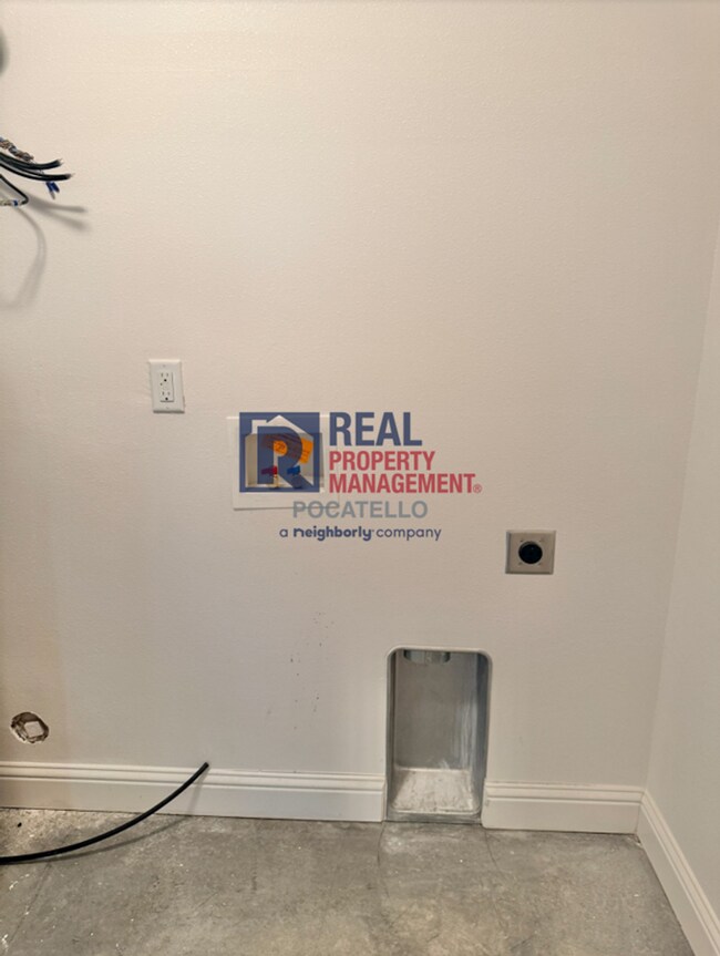 Building Photo - Beautiful 4 bed 3 bath home - 2 car garage...