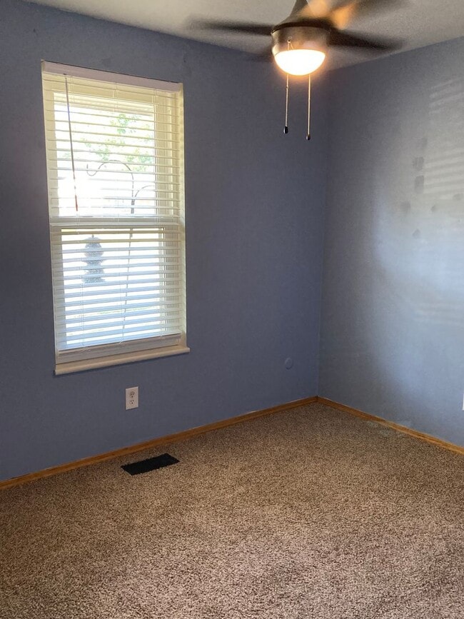 Building Photo - 3 Bedroom, 1 Bath Ranch Home w/Attached 1 ...
